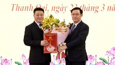 Ông Bùi Hoàng Phan (trái) được phân công giữ chức vụ Bí thư Huyện ủy Thanh Oai. Ảnh: Hà Nội mới.