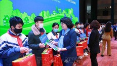 Phó Chủ tịch nước Đặng Thị Ngọc Thịnh tặng quà cho trẻ em có hoàn cảnh khó khăn. Ảnh: Phương Hoa/TTXVN