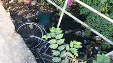 Hiện trường người đàn ông tử vong bên cạnh xe đạp dưới kênh. Ảnh: A.H/Zing 