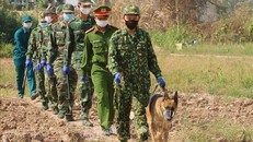 Cán bộ, chiến sĩ Tổ phòng, chống dịch COVID-19 số 4 của Đồn Biên phòng quốc tế Vĩnh Xương (Bộ đội Biên phòng tỉnh An Giang) tuần tra, kiểm soát đường mòn lối mở ở khu vực biên giới, ngăn không cho người dân xuất, nhập cảnh trái phép. (Ảnh: TTXVN)