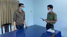 Cơ quan an ninh điều tra đọc quyết định khởi tố bị can Dương Tấn Hậu vào ngày 12.1.2021 (Ảnh: Thanh Niên)