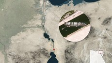 Tàu chở hàng Ever Given mang cờ Panama đang bị mắc kẹt tại kênh đào Suez. (Nguồn: CNES)