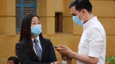 Dương Tấn Hậu và luật sư Đào Thị Bích Liên - người bảo vệ từ giai đoạn điều tra, tại sân tòa sáng nay. Ảnh: Hải Duyên/VnExpress