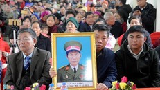 Người thân mang di ảnh ông Sường đến buổi xin lỗi công khai. Ảnh: Bá Chiêm.