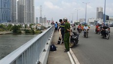 Balo người nam để lại trên cầu Sài Gòn. (Ảnh: Thanh Niên)