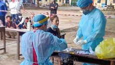 Lấy mẫu xét nghiệm virus SARS-CoV-2 cho người dân. Ảnh: TTXVN