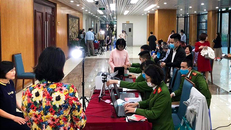 Công an tiến hành cấp thẻ CCCD xuyên đêm cho người dân - Ảnh: DANH TRỌNG