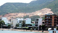 Người dân sống ở chân núi Hòn Rớ nơm nớp lo âu khi dự án trên núi nổ mìn làm hư hỏng nhà cửa và nguy cơ sạt lở đất mùa mưa - Ảnh P.S.N.