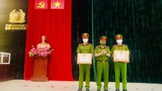 Hai cán bộ công an quận nhận bằng khen của Chủ tịch Ủy ban Nhân dân thành phố Hà Nội vì hành động dũng cảm. (Nguồn: Tuổi trẻ Thủ đô)