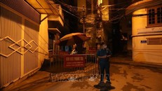 Lực lượng chức năng phong toả ngõ nơi có nhân viên bảo vệ tại Bệnh viện Đa khoa Đức Giang dương tính với COVID-19. (Ảnh: TTXVN)