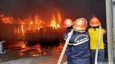 Lực lượng PCCC&CNCH nỗ lực dập tắt đám cháy. (Ảnh: Báo Chính phủ)