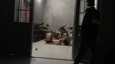 3 người tụ tập ăn uống bị phạt hành chính (Ảnh: Dân trí) 