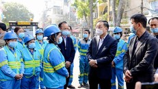 Chủ tịch UBND thành phố Hà Nội thăm và chúc tết, công nhân vệ sinh môi trường chi nhánh Hoàn Kiếm – Công ty TNHH MTV Môi trường Đô thị Hà Nội ngày 10/2 (29 Tết). (Ảnh: Kinh tế Môi trường)