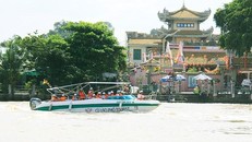 Khách du lịch đường sông ghé tham quan chùa Ông ở cù lao Phố, TP.Biên Hòa. Ảnh: Báo Đồng Nai