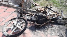 Chiếc xe máy bị thiêu rụi trong vụ cháy. (Ảnh: Công an Nhân dân)
