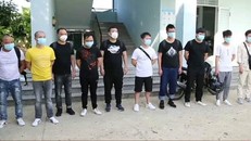 10 người Trung Quốc nhập cảnh trái phép bị trục xuất ở cửa khẩu Lạng Sơn. (Ảnh: Tuổi trẻ)