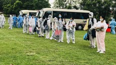 Công dân Việt Nam về từ Thái Lan đang xếp hàng chờ xét nghiệm tại Thanh Hoá. (Ảnh: Báo Thanh Hoá)