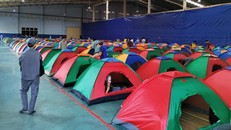 Công nhân Xí nghiệp lốp Radial được bố trí ở trong lều riêng biệt. Ảnh: An Phương.