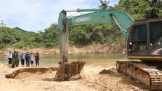 Các lãnh đạo tỉnh Thừa Thiên - Huế giám sát công tác tìm kiếm nạn nhân vụ sạt lở tại Nhà máy Thủy điện Rào Trăng 3 tại xã Phong Xuân, huyện Phong Điền. 