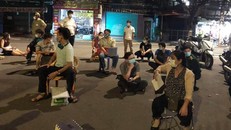 Phụ huynh ngồi chờ xếp hàng từ đêm 30/6. Ảnh: Công Hiển.