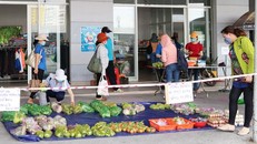 Công nhân mua thực phẩm ở phiên chợ tại nhà máy của Tổng công ty Việt Thắng. Ảnh: An Phương/VnExpress