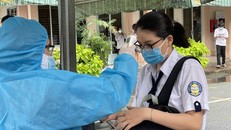 Thí sinh TP Hồ Chí Minh đến trường thi làm thủ tục dự thi ngày 6/7. Ảnh: Đan Phương.