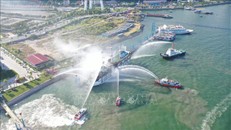 Các tàu tập trung chữa cháy, làm mát tàu bị hỏa hoạn tại buổi diễn tập. (Ảnh: TTXVN)