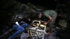 Hiện trường đám cháy tại bệnh viện điều trị Covid-19 ở Iraq. (Ảnh: Reuters)