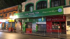 Cửa hàng kem Tràng Tiền bị phạt 15 triệu đồng vì vi phạm quy định phòng chống dịch COVID-19. (Ảnh: TTXVN)