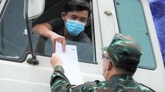 Hải Phòng yêu cầu tài xế, phụ xe tải thuộc nhóm nguy cơ cao phải có giấy xét nghiệm âm tính SARS-CoV-2. Ảnh: Zing