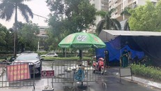 Lực lượng chức năng dựng cách ly y tế tòa N03T8 chung cư ngoại giao đoàn chiều 23/7. (Ảnh: VnExpress)