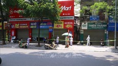 Khu vực ngõ 172 Lò Đúc bị phong tỏa. (Ảnh: TTXVN)