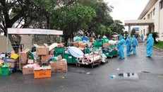 Nhân viên nhà máy EsTec Vina (Bình Dương) dọn dẹp, bố trí lại khu ăn ở sau khi phát hiện hơn 340 ca F0. Ảnh: An Phương.