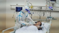 Điều trị bệnh nhân tại Bệnh viện Hồi sức COVID-19. Ảnh: Bệnh viện Chợ Rẫy.