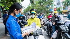 Kiểm tra giấy đi đường tại một chốt kiểm soát COVID-19 ở Hà Nội - Ảnh: PHẠM TUẤN