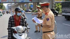 Lực lượng chức năng kiểm tra giấy tờ người dân trên đường Nguyễn Trãi. (Ảnh: Vietnamnet)