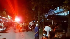 Nhiều người tập trung theo dõi vụ việc. Ảnh: T.N.