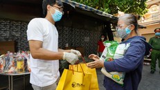 Những suất quà thay cho lời nhắn gửi, động viên của Tập đoàn T&T Group đến những người dân đang nơi “tâm dịch”: TP.HCM cố lên và chiến thắng!