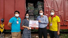 Ông Nguyễn Thành Trung, Phó Chủ tịch Thường trực Ủy ban MTTQ Việt Nam TP Hồ Chí Minh tiếp nhận hơn 180 tấn hàng hóa từ Nhân dân tỉnh Bắc Kạn gửi tặng. (Ảnh: TTXVN)