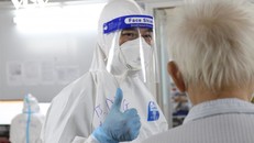 Thay vì thăm bệnh thông thường, bác sỹ Nguyễn Tiến Dũng – Trưởng khoa hồi sức cấp cứu, bệnh viện dã chiến số 16, TP.HCM giơ ngón tay cái chào những bệnh nhân vừa vượt qua cửa tử COVID-19. (Ảnh: VOV)