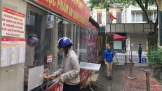 Người dân mua hàng tại điểm bán hàng lưu động ở số 10 Nguyễn Trường Tộ, phường Nguyễn Trung Trực, quận Ba Đình, TP Hà Nội. (Ảnh: Kinh tế & Đô thị)