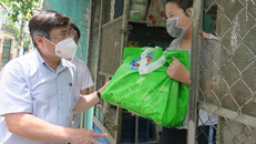 Chủ tịch UBND TP HCM Nguyễn Thành Phong tặng quà cho người dân khó khăn trên địa bàn quận Phú Nhuận. (Ảnh: Người Lao động)