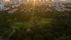 Quận 7 là nơi đầu tiên của TP.HCM thí điểm hoạt động thể dục, thể thao trong giai đoạn "bình thường mới". Điều kiện để được cấp thẻ tập là người dân sống trong vùng xanh, được tiêm 2 mũi vaccine, tuân thủ khai báo y tế và thực hiện 5K. (Ảnh: Zing)