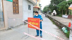 Lực lượng chức năng phong tỏa khu vực nơi có trường hợp mắc COVID-19 tại tổ 8, phường Kiến Hưng, quận Hà Đông. Ảnh: Tuấn Anh/TTXVN 