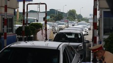 Hàng trăm xe ô tô xếp hàng chờ qua chốt tại cao tốc Pháp Vân - Cầu Giẽ hôm nay (22/9). (Ảnh: VnExpress)