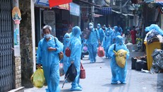 Người dân phường Thanh Xuân Trung trở về nhà sau 1 tháng cách ly tập trung. (Ảnh: Việt Khôi) 