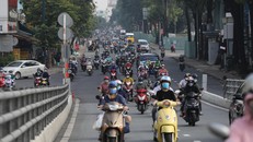 Lúc 7h, trên đường Nguyễn Kiệm (quận Gò Vấp), dòng người ùn ùn đi vào trung tâm thành phố làm việc; đối lập với cảnh thưa thớt xe vào cuối tháng 8, khi TP HCM thực hiện "ai ở đâu ở yên đó". Việc đường phố đông đúc xảy ra từ cuối tháng 9 khi TP HCM cho thêm một số nhóm, tăng thêm lượng shipper được ra ngoài nhất là khi chính quyền bỏ giấy đi đường từ ngày hôm nay. (Ảnh: VnExpress)