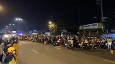 Từ chiều tối 30/9, hàng ngàn người dân TP Hồ Chí Minh đổ về cửa ngõ phía Tây để về quê. (Ảnh: TTXVN)