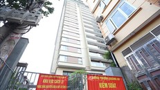 Toà Oakwood Residence Hanoi số 17, ngõ 35 Đặng Thai Mai(Quảng An, Tây Hồ) bị phong tỏa tạm thời. Ảnh: Hoàng Hiếu/TTXVN