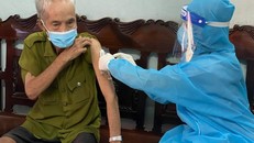 Ảnh: Tiêm vắc xin tại nhà cho người lớn tuổi tại Quận Tân Phú. (Ảnh: TTYT Quận Tân Phú)